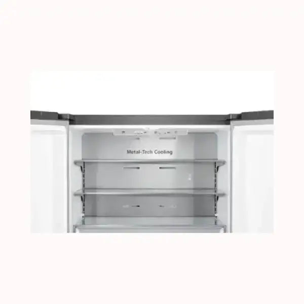 Interno del frigorifero HISENSE con sistema Metal-Tech Cooling e ripiani in vetro regolabili