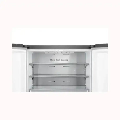 Interno del frigorifero HISENSE con sistema Metal-Tech Cooling e ripiani in vetro regolabili
