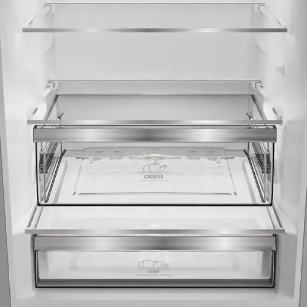 Interno del frigorifero Hotpoint con cassetti Crisper e Dairy in metallo e vetro trasparente