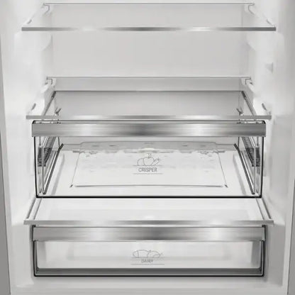 Interno del frigorifero Hotpoint con cassetti Crisper e Dairy in metallo e vetro trasparente