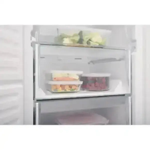 Hotpoint congelatore verticale interno con contenitori trasparenti e cibo conservato