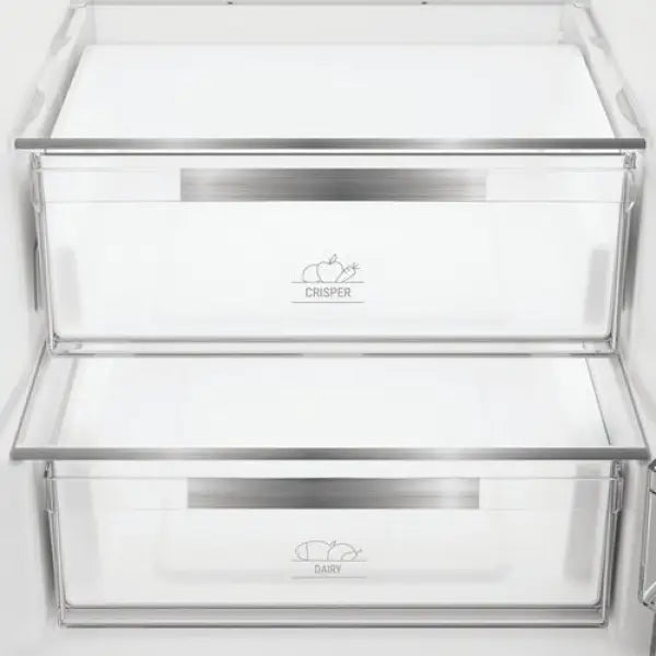 Dettaglio interno del frigo combinato Hotpoint con cassetti trasparenti per frutta e latticini