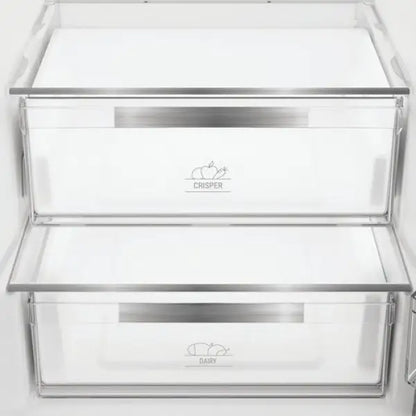 Dettaglio interno del frigo combinato Hotpoint con cassetti trasparenti per frutta e latticini