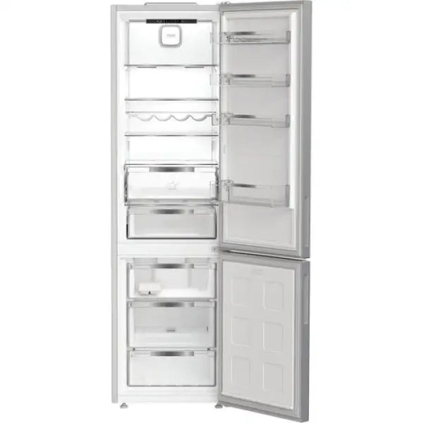 Frigo combinato Hotpoint bianco con porta aperta e cassetti interni spaziosi