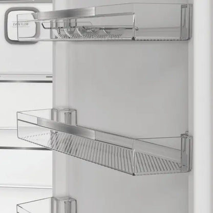 Interno porta con ripiani trasparenti del frigo combinato Hotpoint per organizzare al meglio gli alimenti