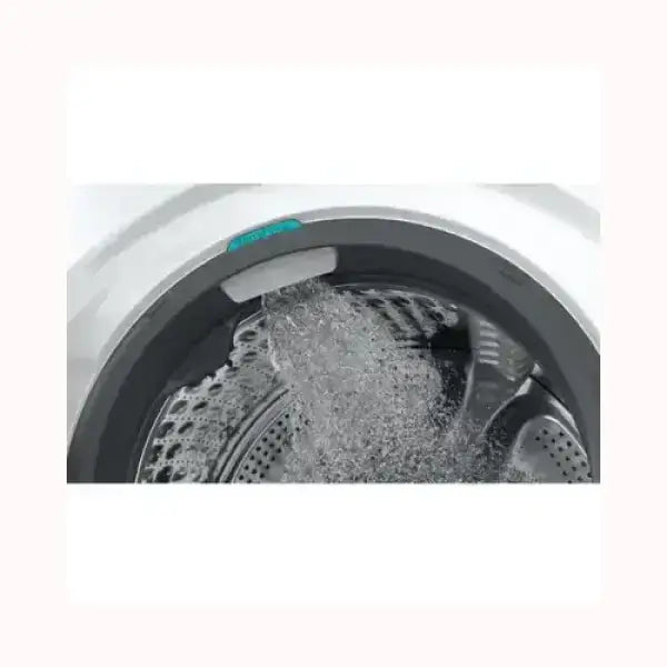 Dettaglio interno lavatrice HOTPOINT con getto d'acqua in funzione per il lavaggio efficiente