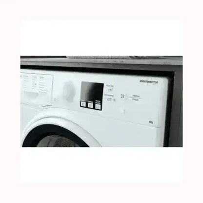 Hotpoint lavatrice bianca con pannello di controllo digitale e capacità di 6 kg