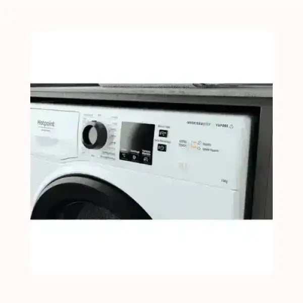 Lavatrici HOTPOINT bianca con pannello di controllo digitale e selettore programmi