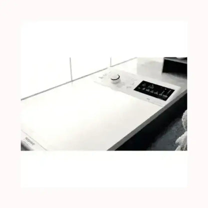 Lavatrice Hotpoint bianca con pannello di controllo digitale e manopola per selezione programmi