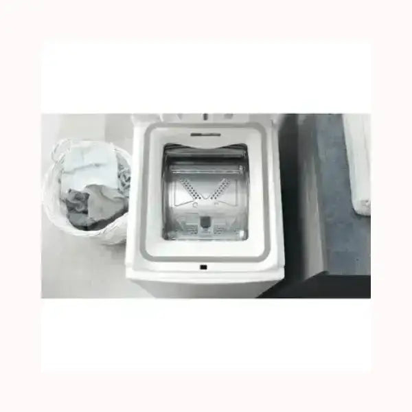 Lavatrice Hotpoint a carica dall'alto con cestello in acciaio inox e cesto biancheria accanto