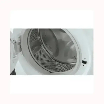 Tamburo aperto della lavatrice HOTPOINT con interno in acciaio inox per un lavaggio efficace