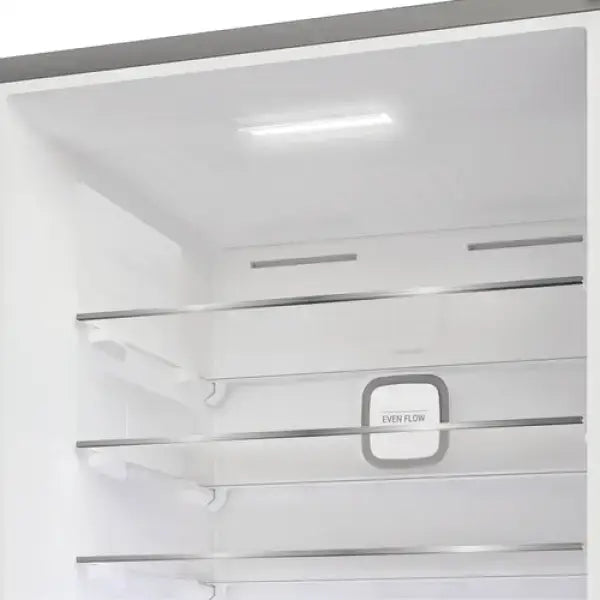 Interno bianco di frigorifero Hotpoint con ripiani in vetro trasparente e flusso d'aria uniforme