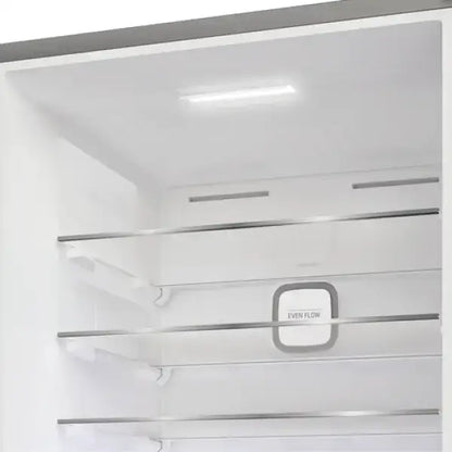 Interno bianco di frigorifero Hotpoint con ripiani in vetro trasparente e flusso d'aria uniforme