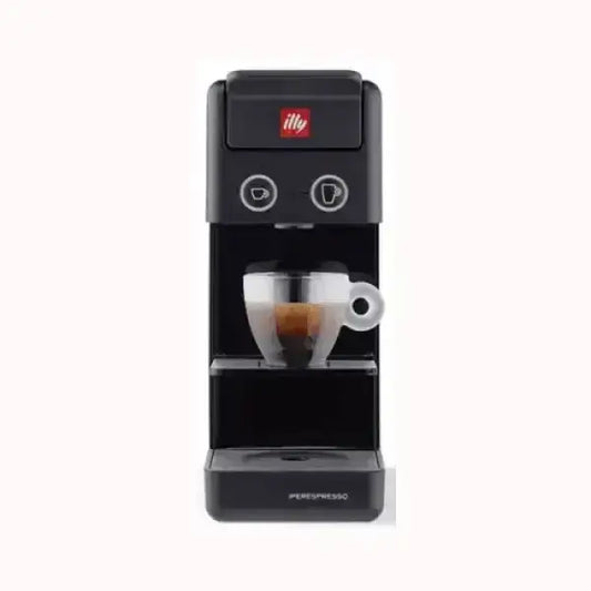 Macchina da caffè Illy Nespresso compatta nera con tazza di espresso trasparente