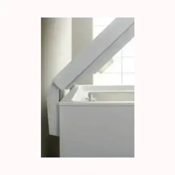 Congelatore orizzontale bianco INDESIT con sportello aperto e design semplice