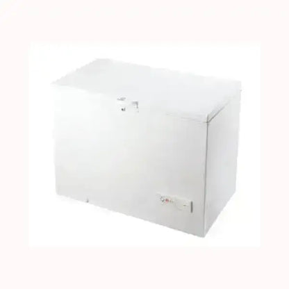 Congelatore a pozzetto bianco INDESIT con ampio spazio di conservazione e design compatto