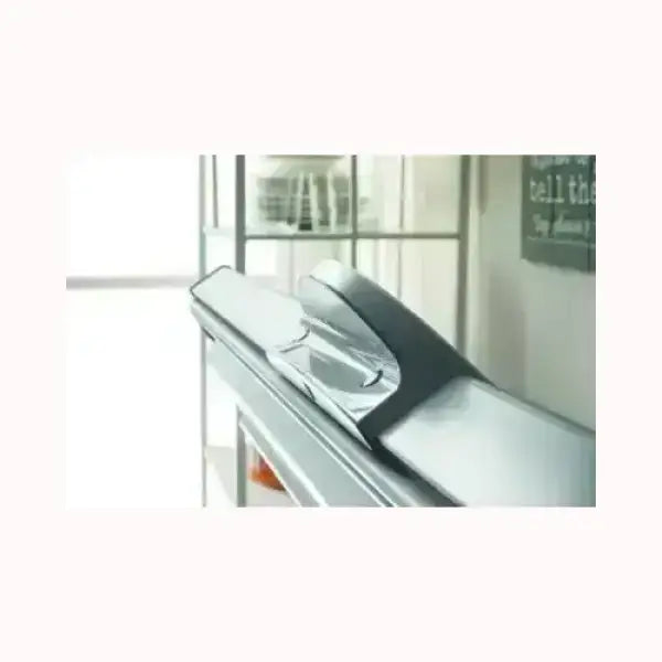 Dettaglio maniglia congelatore INDESIT bianco con design moderno in ambiente domestico