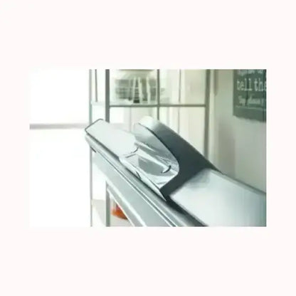Dettaglio maniglia congelatore INDESIT bianco con design moderno in ambiente domestico