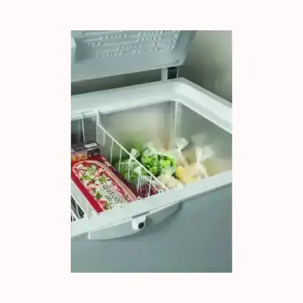Congelatore INDESIT bianco con cassetti trasparenti e alimenti congelati all'interno