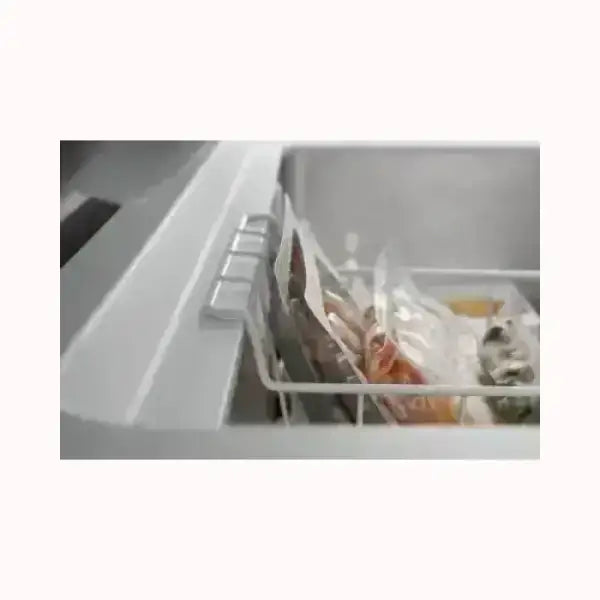 Congelatore INDESIT aperto con interno e cibi surgelati organizzati in cestelli