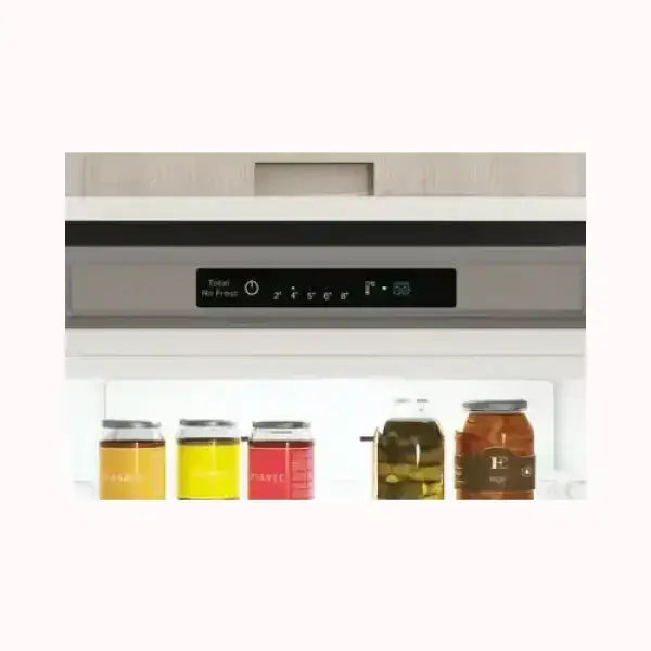 Frigorifero INDESIT con display digitale e contenitori di conserve e marmellate all'interno