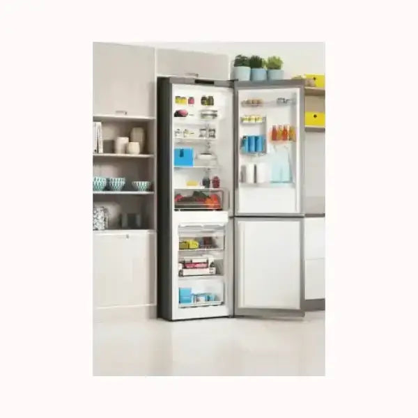 Frigorifero INDESIT con doppia porta aperta pieno di alimenti in una cucina moderna bianca