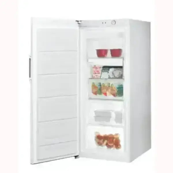 Congelatore Indesit bianco con porta aperta e ripiani interni pieni di alimenti