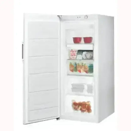 Congelatore Indesit bianco con porta aperta e ripiani interni pieni di alimenti