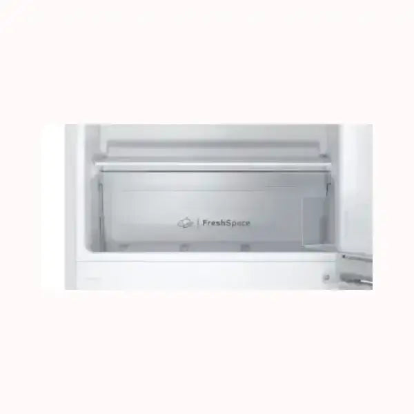 Dettaglio vano FreshSpace del frigorifero INDESIT con spazio ottimizzato per conservazione alimenti freschi