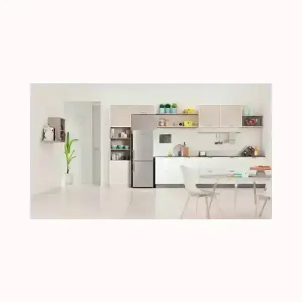 Cucina moderna con frigorifero INDESIT acciaio inox integrato in ambiente luminoso e minimalista