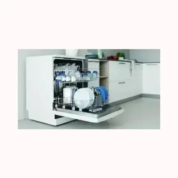 Lavastoviglie INDESIT bianca aperta con piatti e bicchieri all'interno in cucina moderna