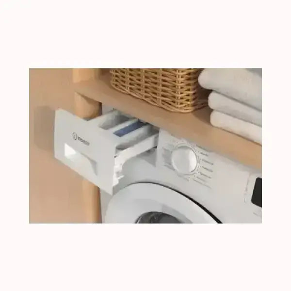 Lavatrici INDESIT bianca con cestello e cassetto detersivo aperto in ambiente domestico