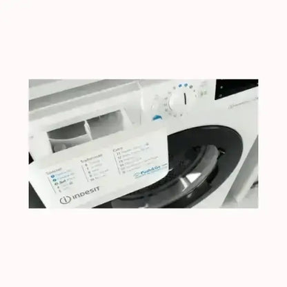 Lavatrici INDESIT bianca con oblò nero e pannello di controllo con selettore dei programmi