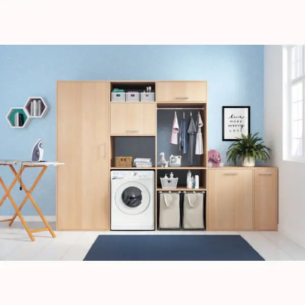 Lavatrice Indesit bianca installata in mobiletto legno con spazio lavanderia accessori e asciugamano