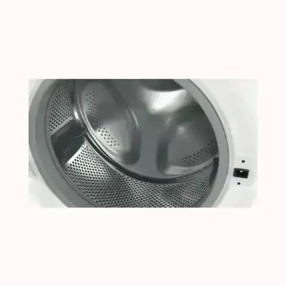 Interno cestello lavatrice INDESIT in acciaio inox con apertura frontale per lavaggi efficienti
