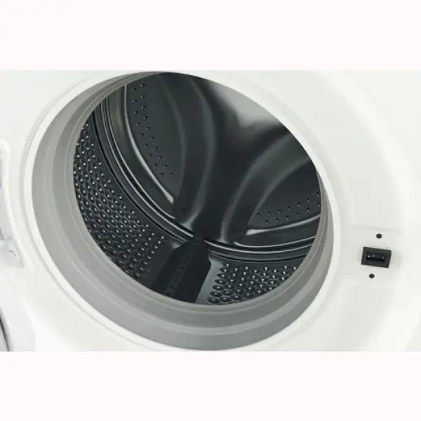 Interno tamburo lavatrice Indesit con struttura in acciaio inox e apertura frontale bianca