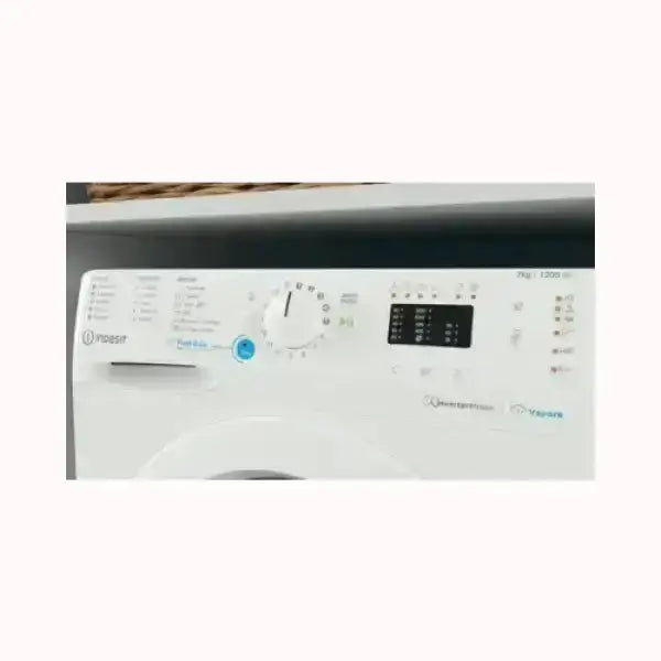 Pannello comandi lavatrice INDESIT bianca con selettore programmi e display digitale