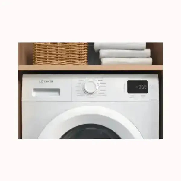 Lavatrice INDESIT bianca con display digitale e manopola di selezione programmi