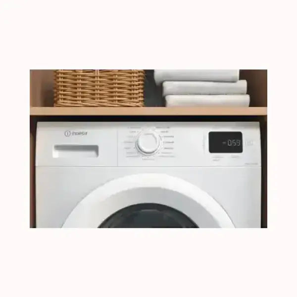 Lavatrici INDESIT bianca con display digitale e manopola di selezione programmi inserita in mobile