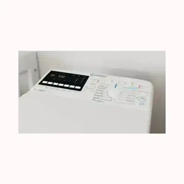 Pannello di controllo bianco lavatrice indesit con display digitale e pulsanti funzione