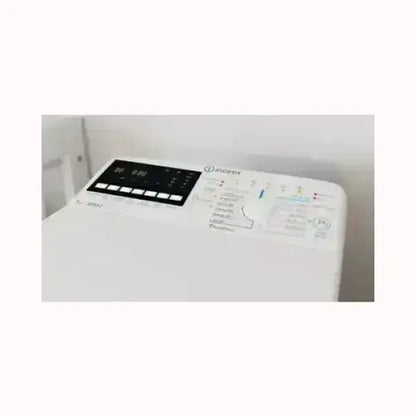Pannello di controllo bianco lavatrice indesit con display digitale e pulsanti funzione