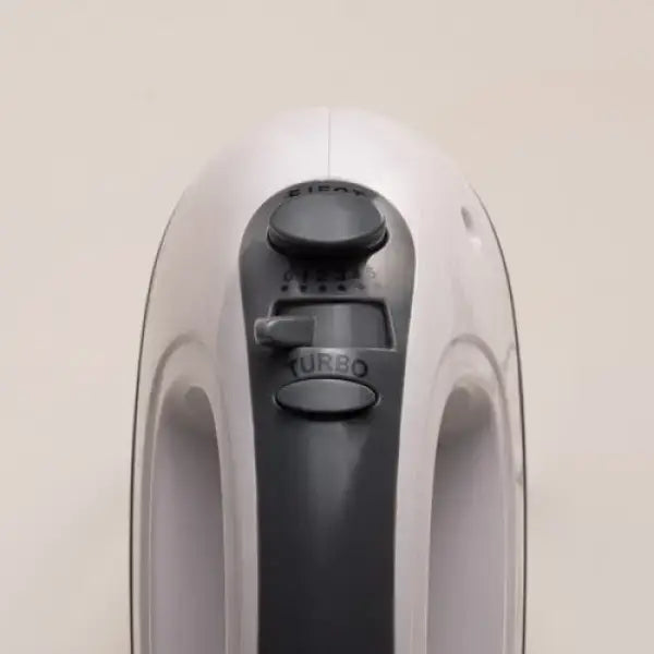 Dettaglio manopola e pulsante turbo del frullatore elettrico Innoliving bianco e nero