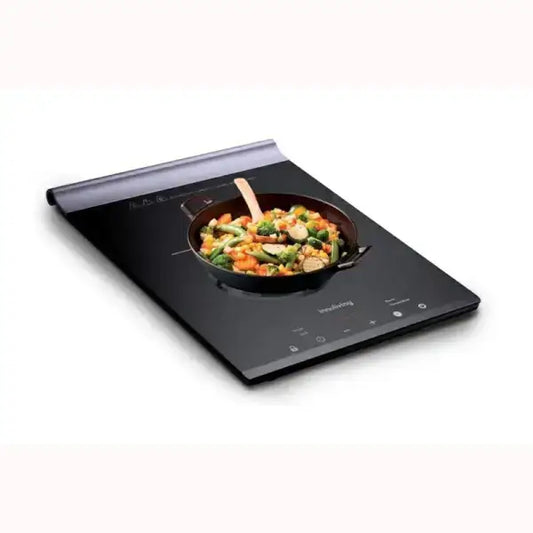 Piastra induzione Innoliving nera con padella contenente verdure e carne per cucina rapida