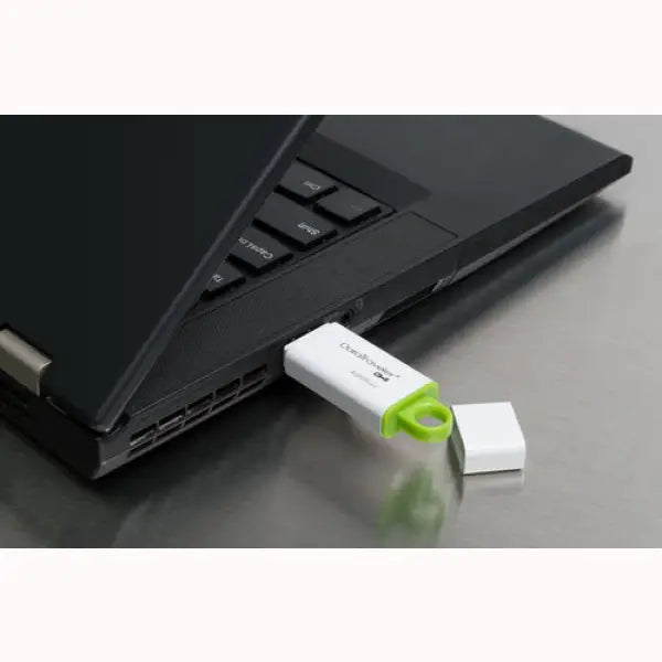 Pendrive KINGSTON bianca e verde collegata a un laptop nero con coperchio aperto