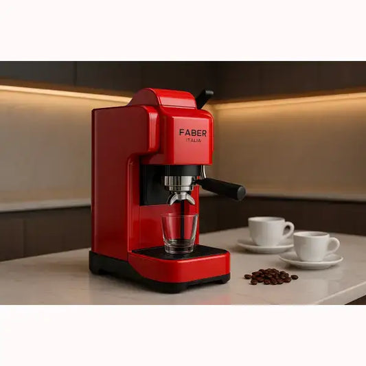 Macchina da caffe Faber Italia rossa compatta con porta filtro tazza in vetro e chicchi sul piano cucina