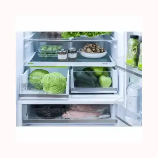 Interno del frigorifero MIDEA con ripiani trasparenti e verdure fresche conservate