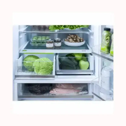 Interno del frigorifero MIDEA con ripiani trasparenti e verdure fresche conservate