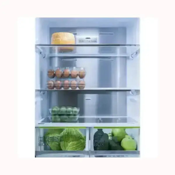 Frigorifero MIDEA aperto con verdure, uova e formaggio sugli scaffali interni