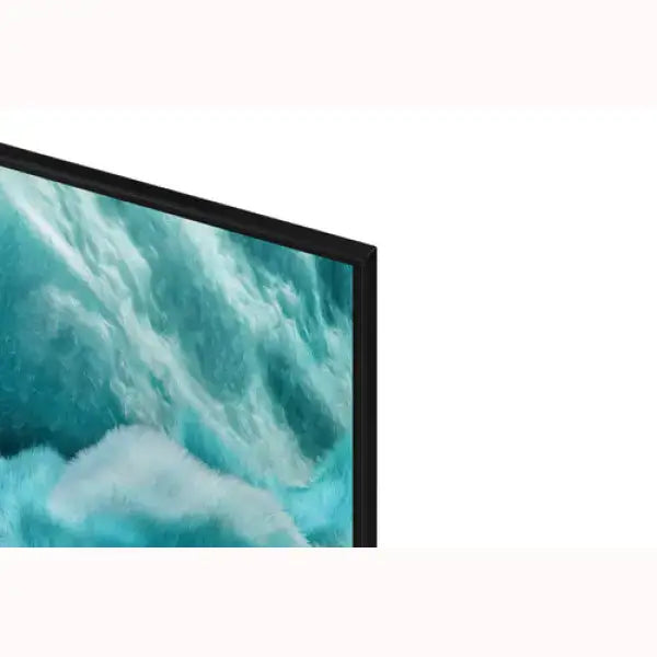 Dettaglio angolare di samsung tv con cornice sottile e schermo 4K che mostra onde blu