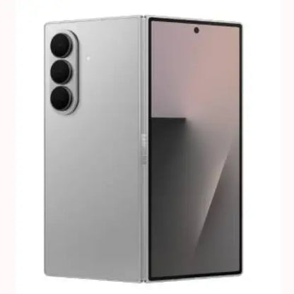 Samsung Z Fold 7 smartphone pieghevole argento con tripla fotocamera verticale e grande display interno